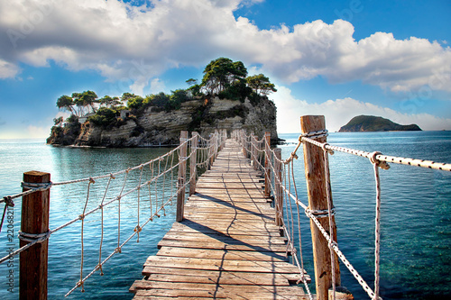 Plakat most linowy  drewniany-most-z-widokiem-na-morze-prowadzi-na-wyspe-z-palmami-to-most-linowy