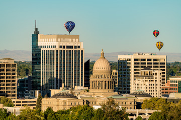 Wall Mural - Red white and Blue hot air balloon over state capitol building