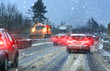Streufahrzeug bei Schneematsch und Straßenglätte auf Autobahn im Berufsverkehr 