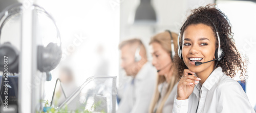 Fotografía Call center worker accompanied by her team.