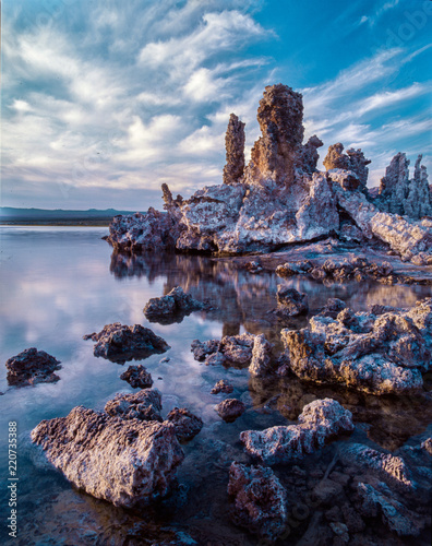 Fotografía Tufa Formations and Clouds During a Gorgeous Sunrise, South Tufa, Mono Lake, Cal
