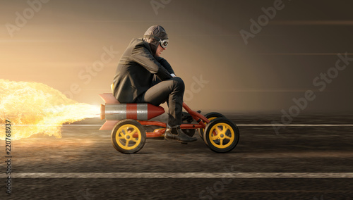 Fotomural Mann auf Tretauto mit Raketenantrieb