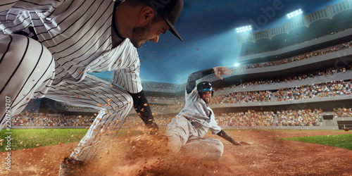 Fototapety Baseball  gracze-baseballa-na-profesjonalnym-stadionie-dramatycznym-otagowano-baseball