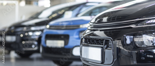 Fotografía Panorama of front of luxury black car in a dealing salon with vehicles