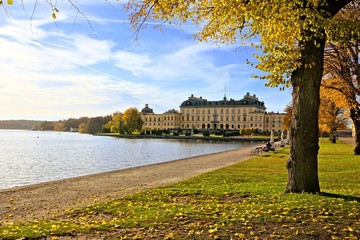 Canvas Print - View of Drottningholm Palace, Sweden's royal residence with lake during autumn