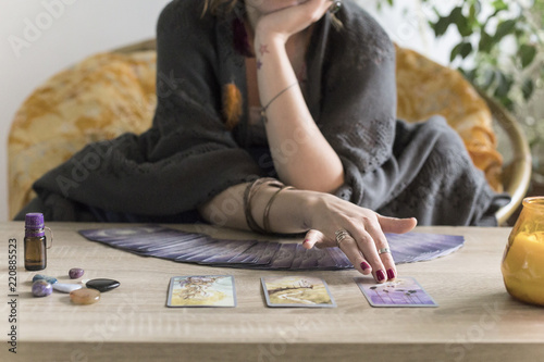 Fotografía Young redheaded woman reading tarot fortune