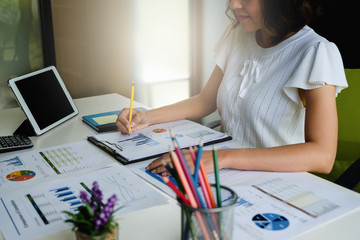 Businesswoman hand holding pencil and making presentation business strategy.