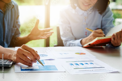 Fotografía Businessman and partner hand holding pencil and making presentation business strategy
