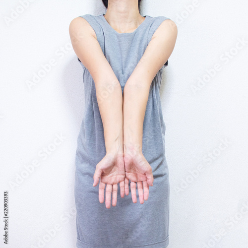 猿腕 猿手 のグレーの服の女性 6 Stock Photo Adobe Stock 猿腕 猿手 のグレーの服の女性 6 Stock Photo Adobe Stock