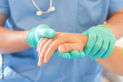 Fotografía Surgeon, surgical doctor, anesthetist or anesthesiologist holding patient's hand