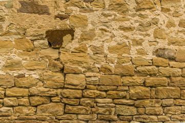 Helle Sandsteinmauer mit dunklem Stein oben verfugt unten nicht verfugt Nahaufnahme, Bright sandstone wall with dark stone at the top not grouted down close-up