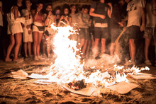Hoguera De San Juan En La Playa Con Llamas, Fuego Y Personas