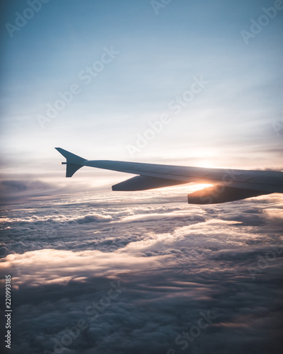 Fotomural Amanecer desde las nubes en un avión