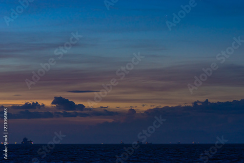 夏の夜明け前 船の明かりと空に残るシリウス Stock Photo Adobe Stock 夏の夜明け前 船の明かりと空に残るシリウス Stock Photo Adobe Stock