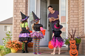 Wall Mural - family celebrating Halloween