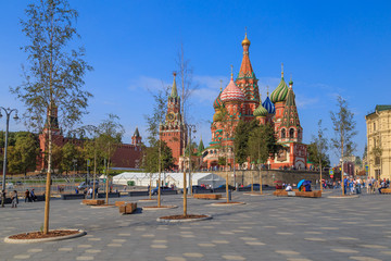 Wall Mural - Green trees and grass on the background of the Moscow Kremlin and the red square in the park Zaryadye