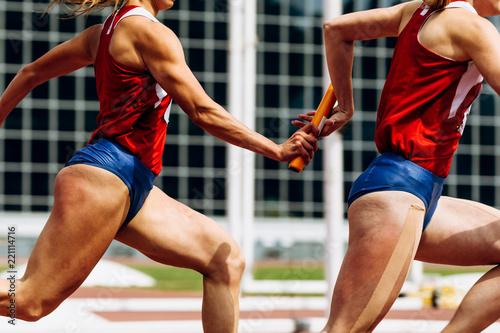 Cuadros en Lienzo relay race passing of baton women team runners