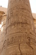 Zeichnungen und der hieroglyphischen Schriften auf den Säulen in Karnak-Tempel in Luxor