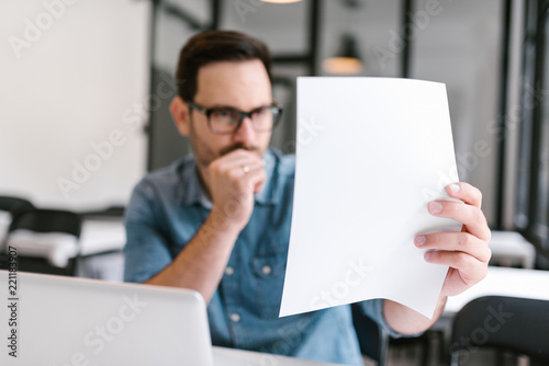 Foto  Concerned male student trying to solve problem he has.