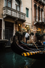 Gondeln auf einem kleinen Kanal in Venedig 