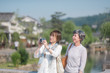 © tomoco_sozai - 旅行を楽しむシニア女性
