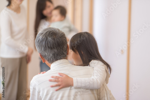 おじいちゃんに抱きつく女の子の後ろ姿 Stock Photo Adobe Stock おじいちゃんに抱きつく女の子の後ろ姿 Stock Photo Adobe Stock