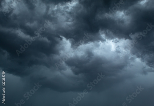 Fotomural Black rain clouds in the sky.