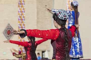 Wall Mural - Folk dancers performs traditional dance at local festivals in Khiva, Uzbeksitan.