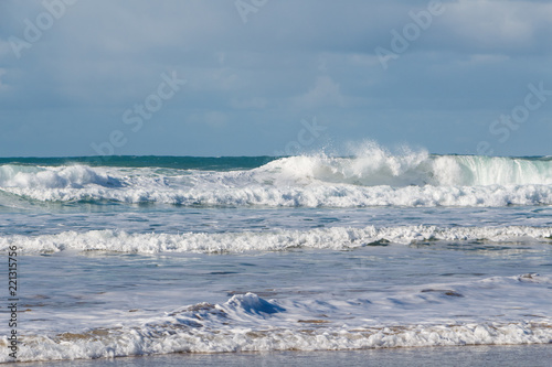 Fotografie, Obraz Vagues s'écrasant sur une plage en Bretagne