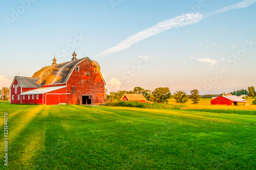 Pinturas sobre lienzo  The Sun Begins To Set on a Farm in Minnesota