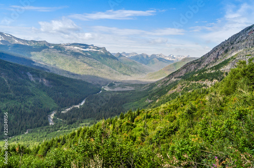 Fotografia, Obraz A River Runs Through a Mountain Valley in Montana's Glacier National Park