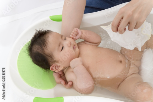 新生児の入浴 沐浴方法を説明するマニュアル用写真 沐浴布で胸を覆い保温安心させる方法 Buy This Stock Photo And Explore Similar Images At Adobe Stock Adobe Stock