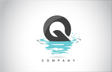 Poster - Q Letter Logo Design with Water Splash Ripples Drops Reflection