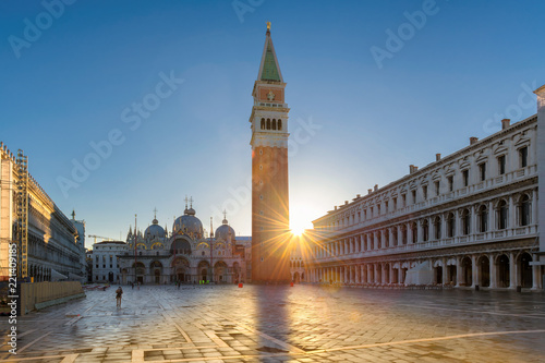 Fototapeta na szkło Piazza San Marco przy wschodem słońca, Wenecja, Włochy.