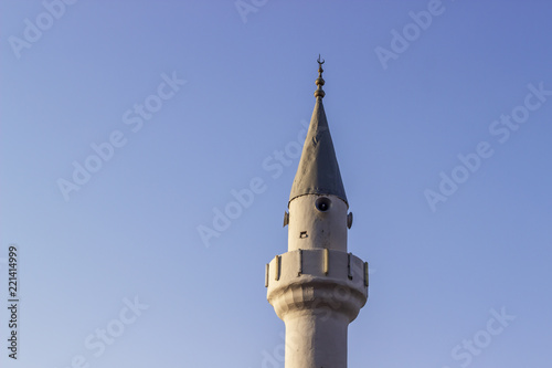 Fotomural Clear shoot of old masonry minaret with blue sky background