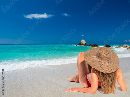 Fotomural Woman on the beach in Greece