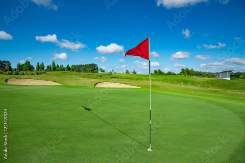 Dekoracja na wymiar  pole-golfowe-i-czerwona-flaga