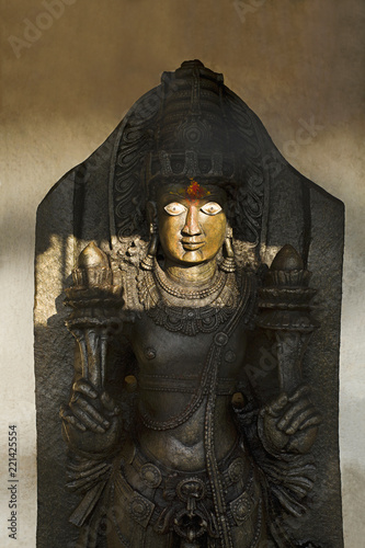 Foto Guardian temple deity outside virupaksha temple, Hampi, Karnataka