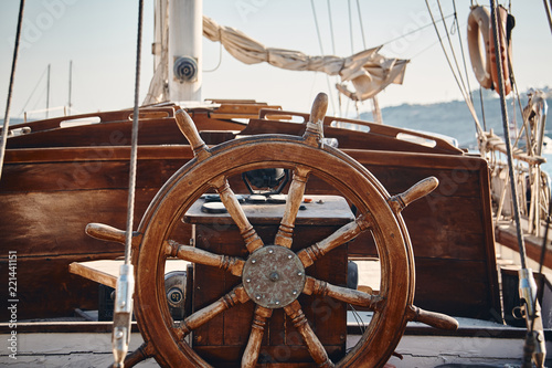 Obrazy żeglarstwo  zblizenie-rocznika-kola-recznego-na-drewnianym-jachcie-zaglowym