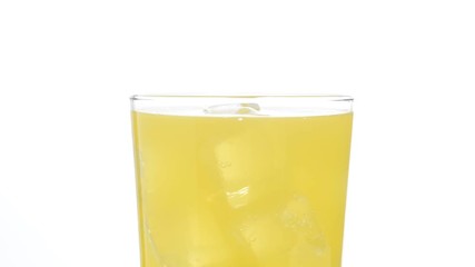 Canvas Print - Refresco de naranja en un vaso con hielos