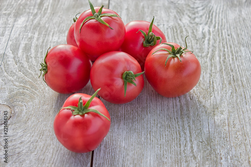 Fotografía Fresh red large tomatoes on a sunny day on a wooden table