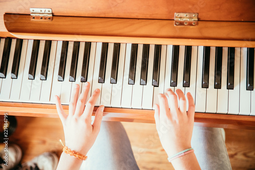 Junges Madchen Spielt Leidenschaftlich Auf Klavier Aufnahme Von Oben Comprar Esta Foto De Stock Y Explorar Imagenes Similares En Adobe Stock Adobe Stock