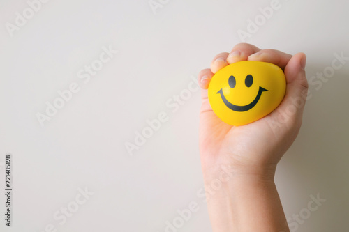 Fotomural Hand squeeze yellow stress ball.