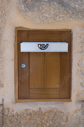 Buzon De Correo Domestico En Pared De Piedra De Granito Buy This