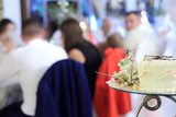 Fototapeta  - Fragment toru na przyjęciu weselnym, ludzie, goście i klieńci.