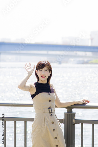 手を振る女性 Stock Photo Adobe Stock