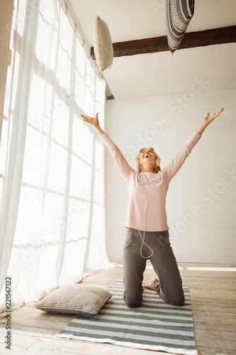 Fotografia Positive nice woman listening to music