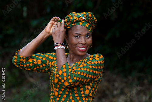 Cuadros en Lienzo close-up of young african woman, happy.