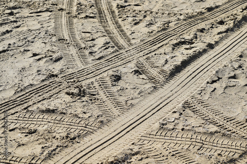 Valokuva Empreintes de pneus sur le sable d'une plage