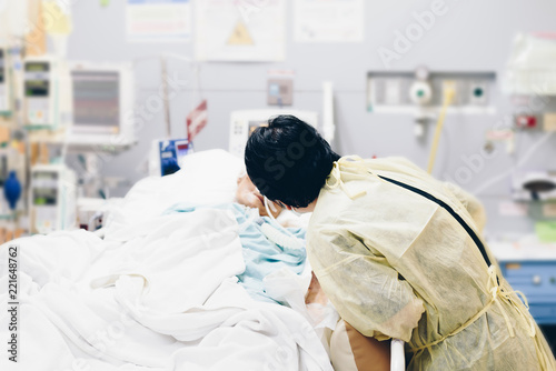 Photographie Patient relative taking care of the elder patient
